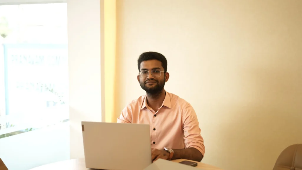 a professional guy sitting infront of laptop digital marketing expert in kannur